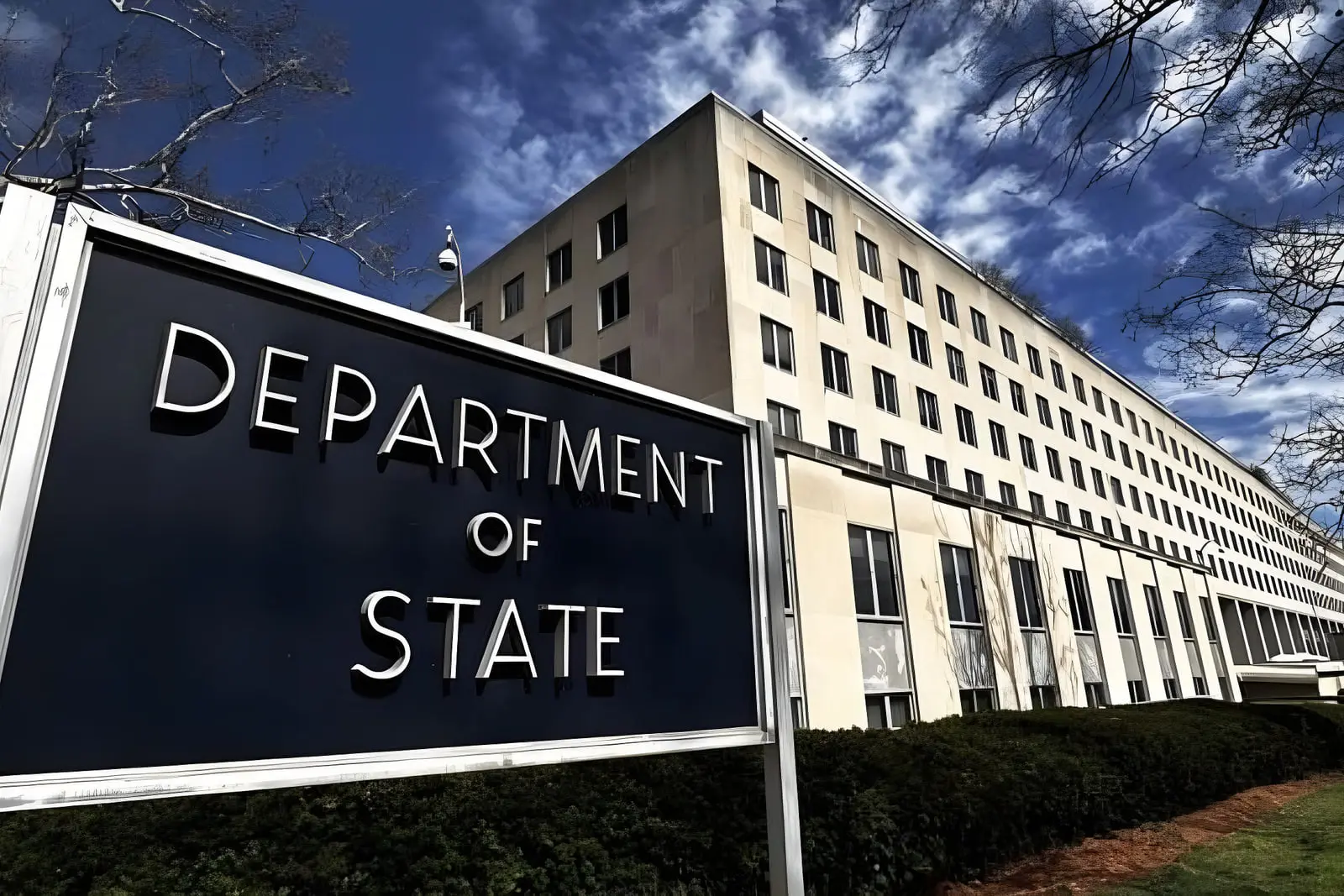 تابلوی وزارت امور خارجه (Department of State) در مقابل ساختمان اصلی این سازمان