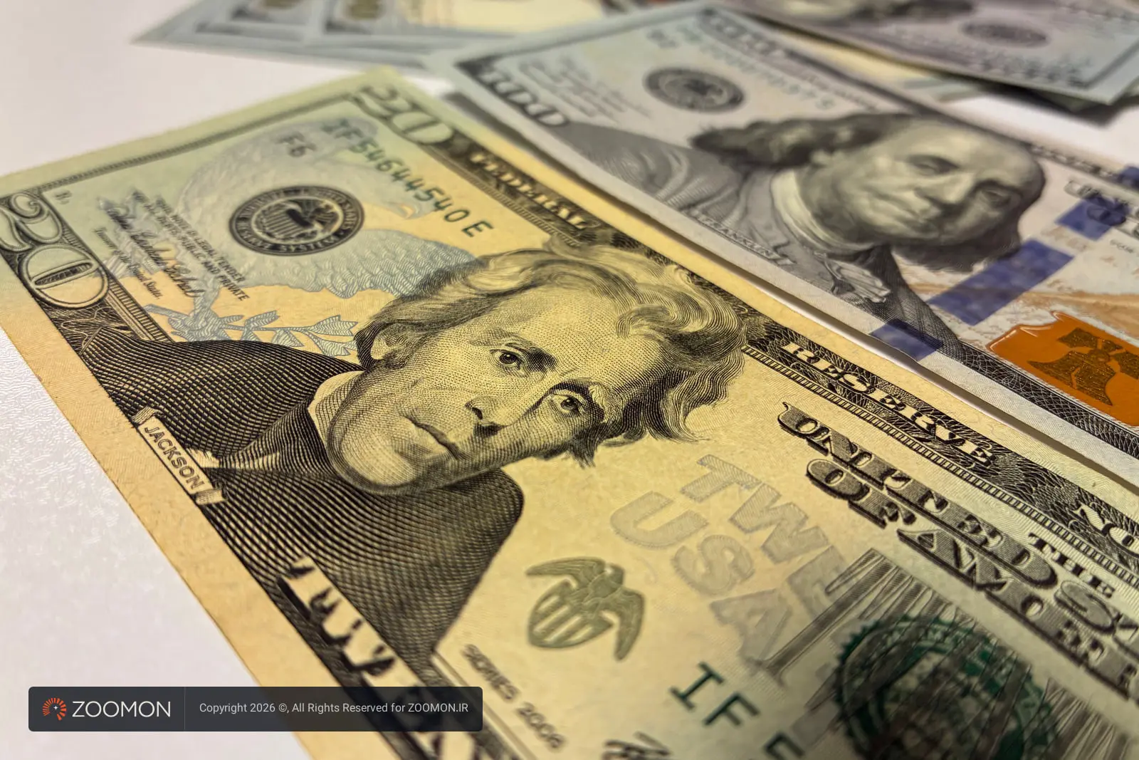اسکناس‌های دلار آمریکا شامل بیست دلاری اندرو جکسون (Andrew Jackson) و صد دلاری بنجامین فرانکلین (Benjamin Franklin)
