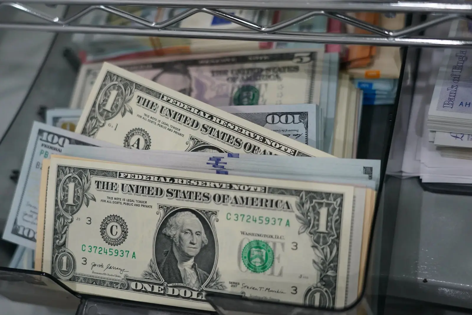 اسکناس‌های دلار آمریکا (US Dollar) در یک صندوق یا کشو