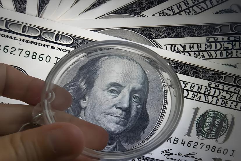 صورت بنجامین فرانکلین (Benjamin Franklin) روی اسکناس ۱۰۰ دلاری زیر ذره‌بین