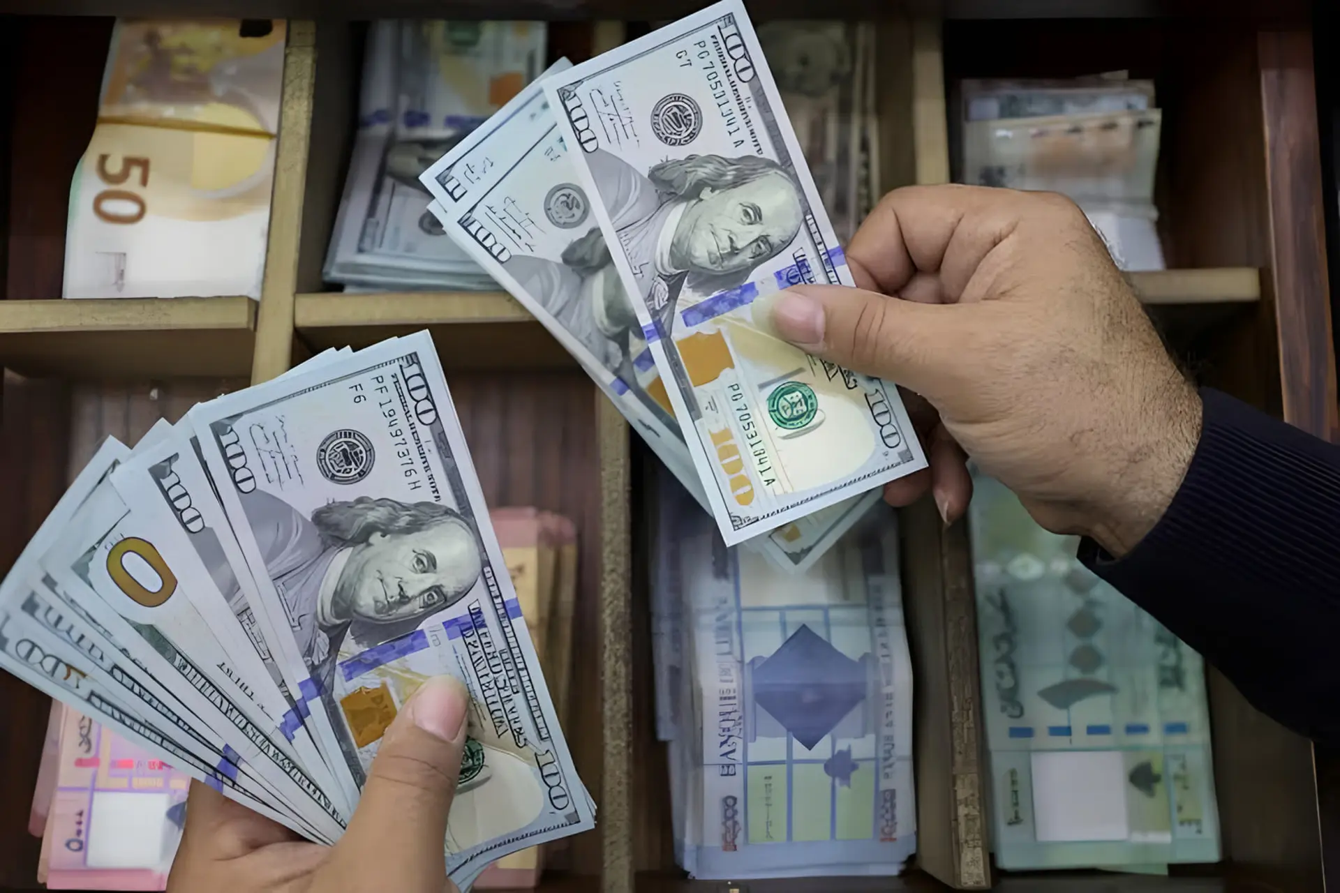 اسکناس‌های ۱۰۰ دلاری (US Dollar) در دست صرافی