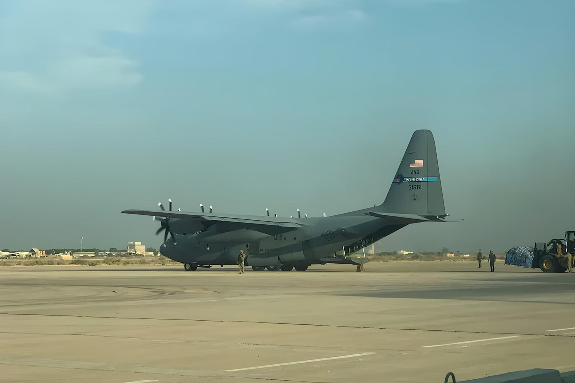 هواپیمای ترابری نظامی C-130 Hercules در باند فرودگاه عراق