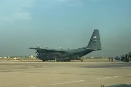 هواپیمای ترابری نظامی C-130 Hercules در باند فرودگاه عراق