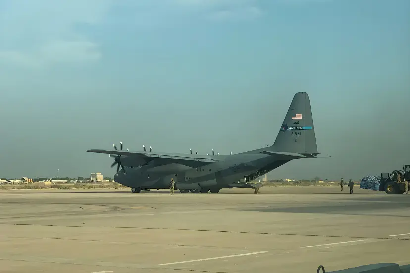 هواپیمای ترابری نظامی C-130 Hercules در باند فرودگاه عراق