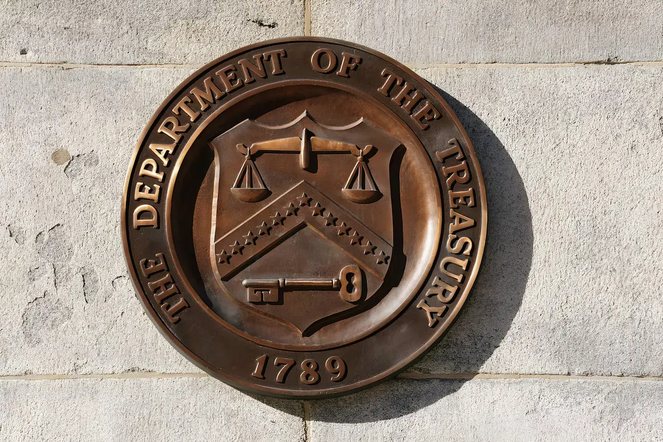 مهر برنزی وزارت خزانه‌داری (Department of the Treasury) با نمادهای ترازوی عدالت و کلید