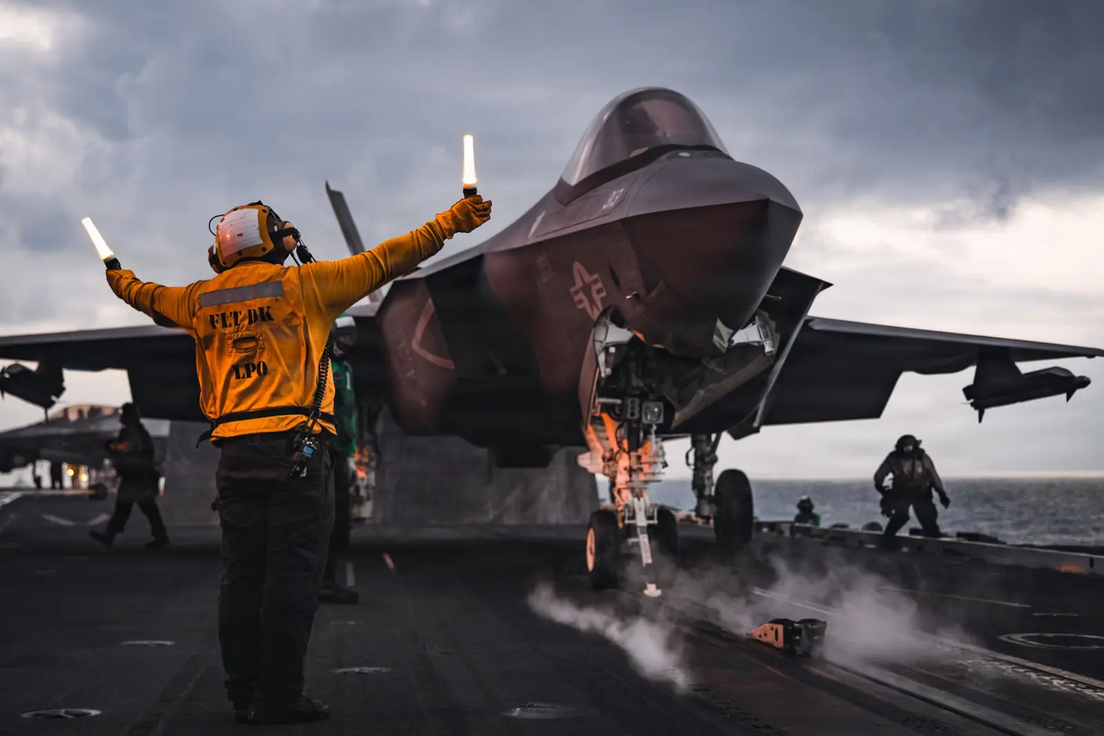 جنگنده در عرشه ناو عملیاتی USS George Washington (USS George Washington)