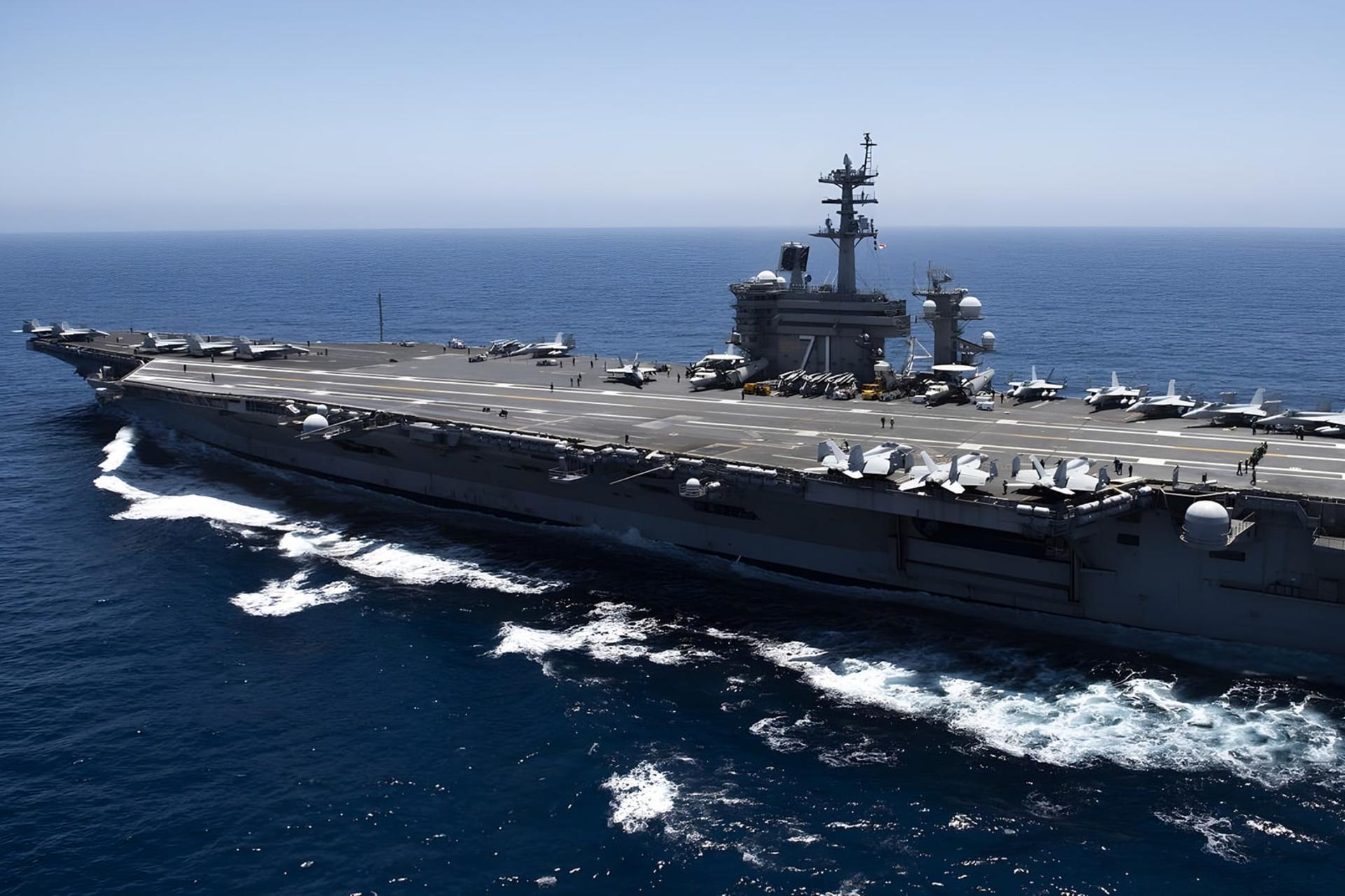 ناو هواپیمابر تئودور روزولت (USS Theodore Roosevelt) در حال حرکت در اقیانوس