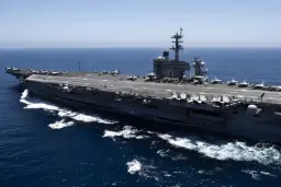 ناو هواپیمابر تئودور روزولت (USS Theodore Roosevelt) در حال حرکت در اقیانوس