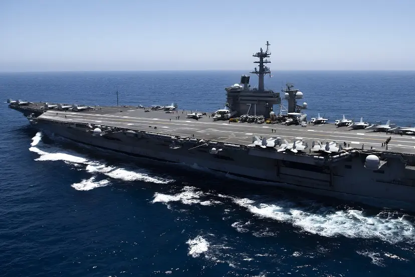 ناو هواپیمابر تئودور روزولت (USS Theodore Roosevelt) در حال حرکت در اقیانوس