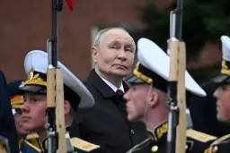 ولادیمیر پوتین (Vladimir Putin) در میان سربازان با لباس‌های نظامی