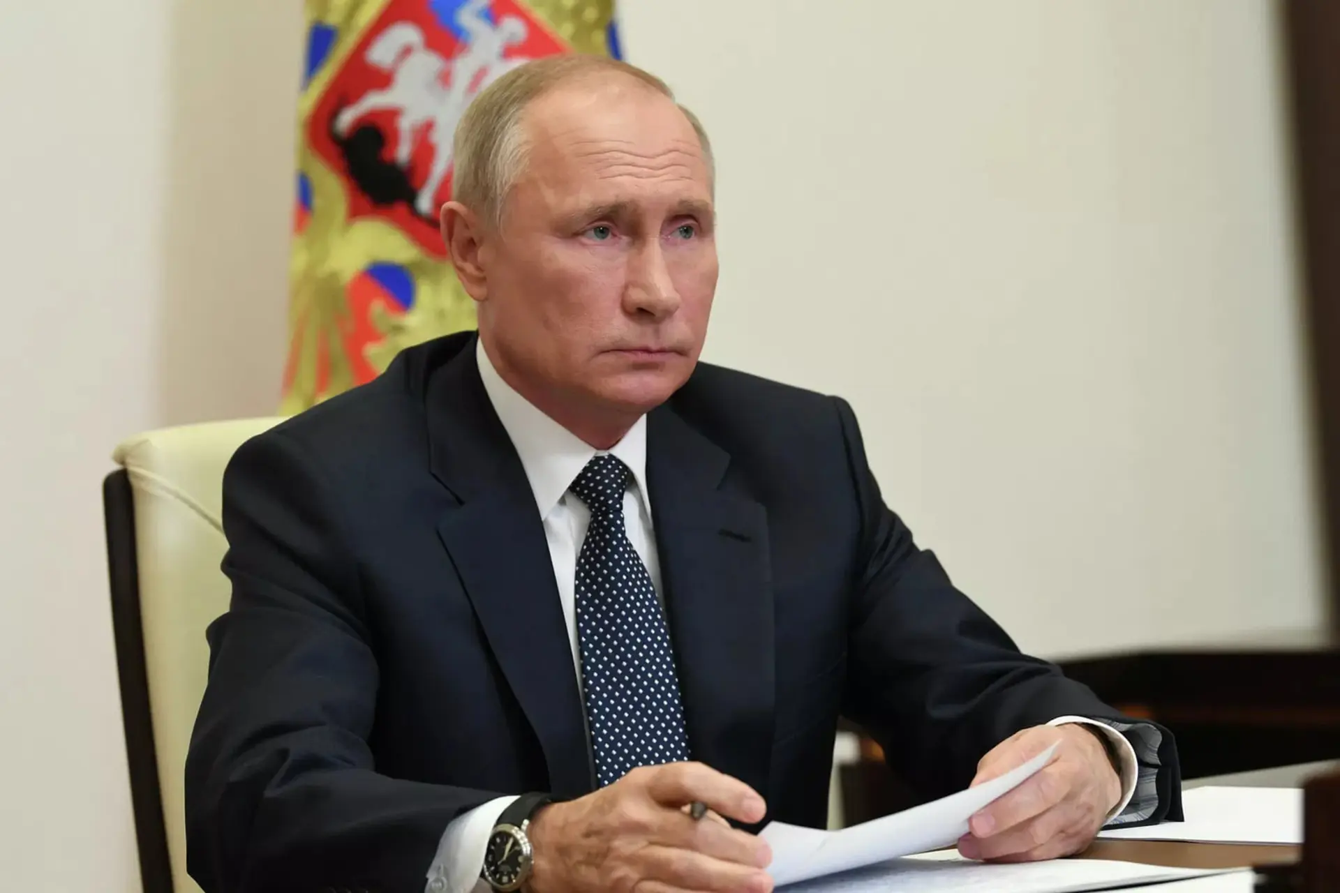 ولادیمیر پوتین (Vladimir Putin) در حال بررسی اسناد در یک جلسه رسمی