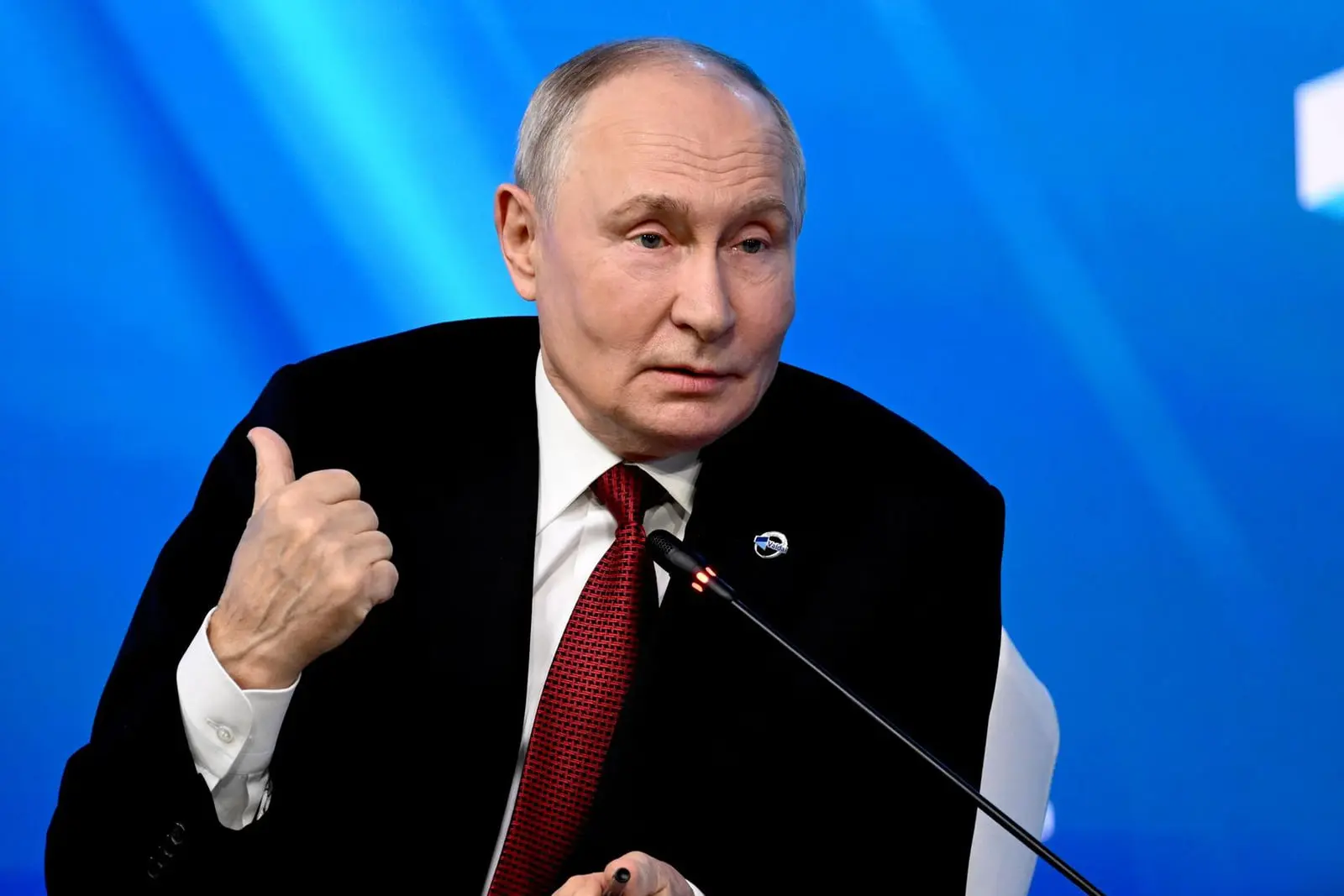 ولادیمیر پوتین (Vladimir Putin) در حال صحبت پشت میکروفون
