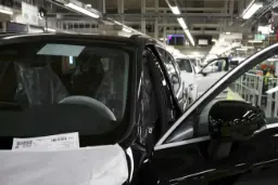 خودروی مشکی در خط مونتاژ کارخانه ولوو (Volvo)