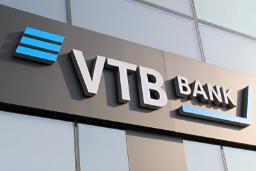 نمای نزدیک از تابلوی لوگوی بانک وی‌تی‌بی (VTB Bank) روی نمای ساختمان