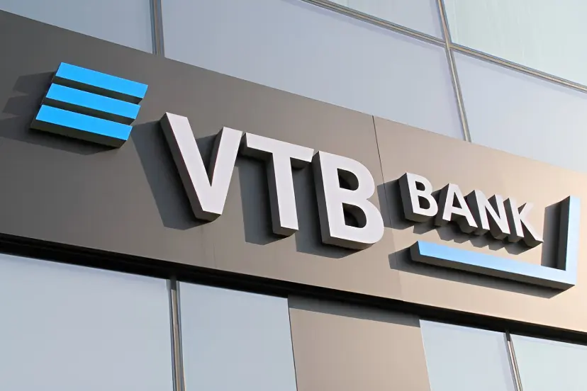 نمای نزدیک از تابلوی لوگوی بانک وی‌تی‌بی (VTB Bank) روی نمای ساختمان