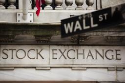 نمای ساختمان بورس (Stock Exchange) و تابلوی خیابان وال استریت (Wall St)