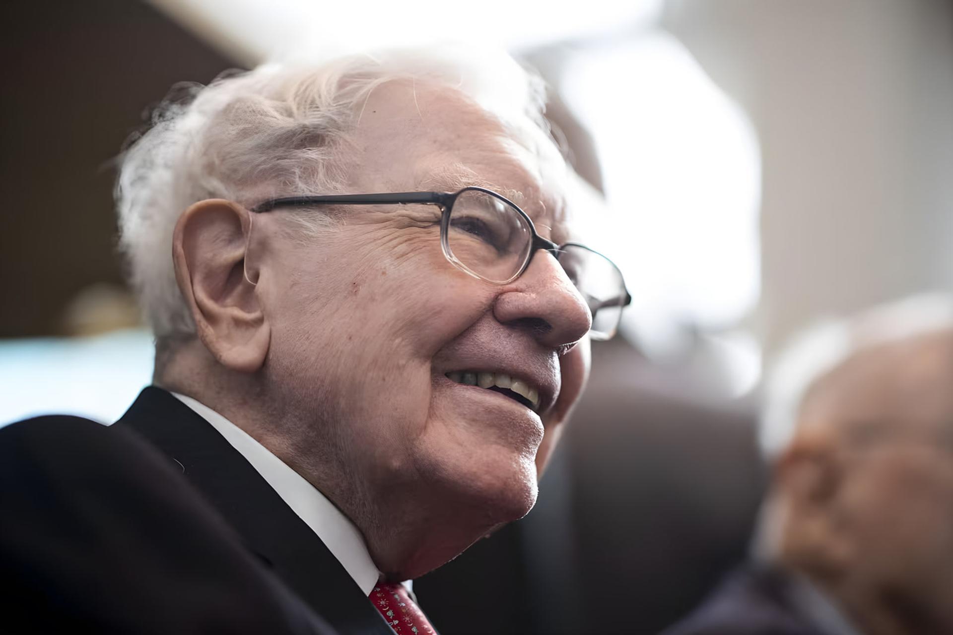 چهره وارن بافت (Warren Buffett) با عینک و لبخند در یک رویداد