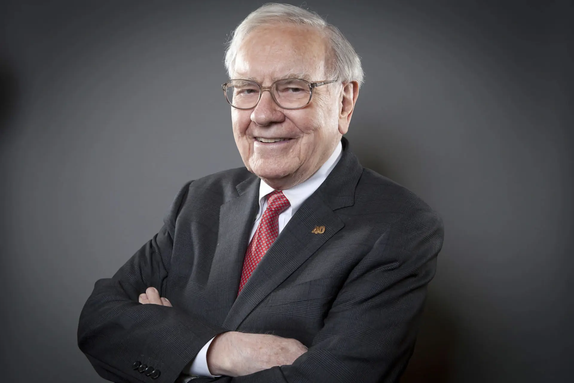 وارن بافت (Warren Buffett) با کت و کراوات در یک پرتره رسمی