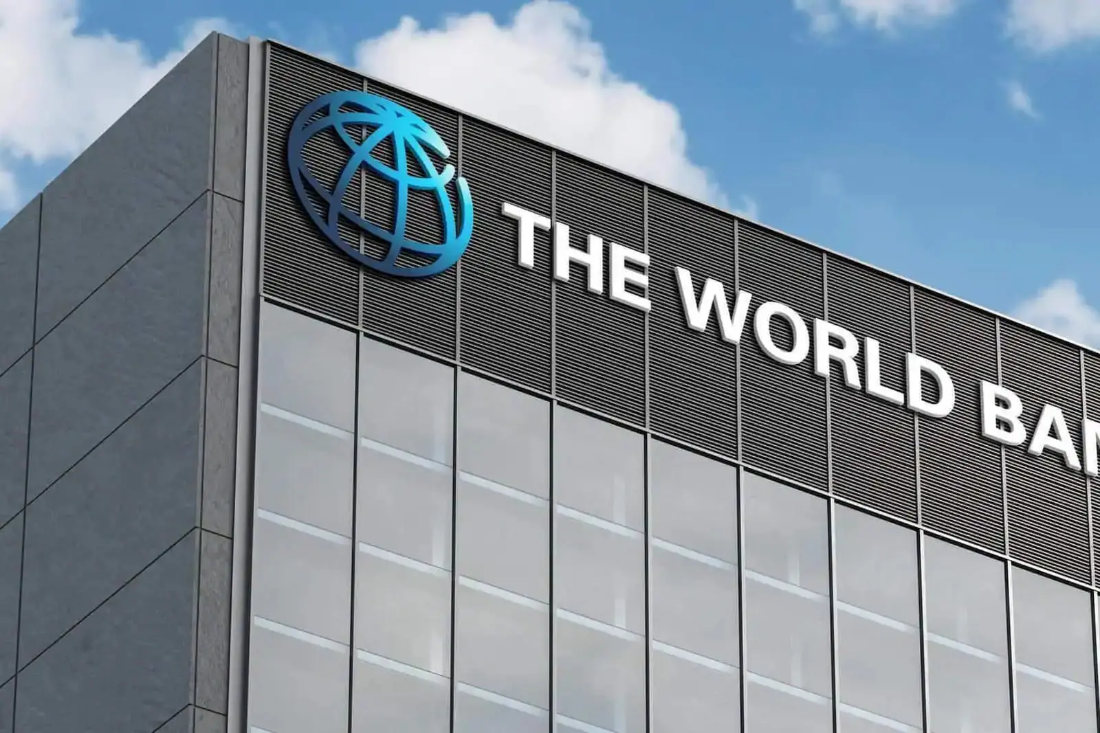 نمای ساختمان و لوگوی بانک جهانی (The World Bank) در مقابل آسمان