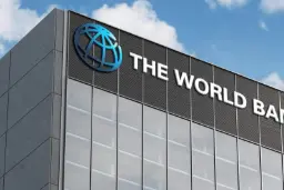 نمای ساختمان و لوگوی بانک جهانی (The World Bank) در مقابل آسمان