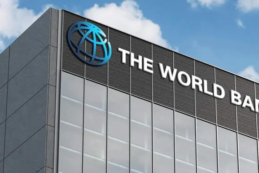 نمای ساختمان و لوگوی بانک جهانی (The World Bank) در مقابل آسمان