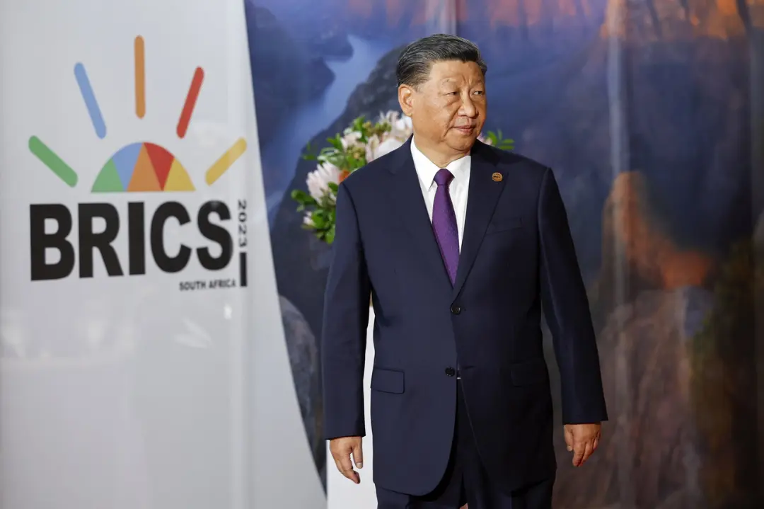 شی جین‌پینگ (Xi Jinping) در مقابل بنر نشست بریکس ۲۰۲۳ در آفریقای جنوبی