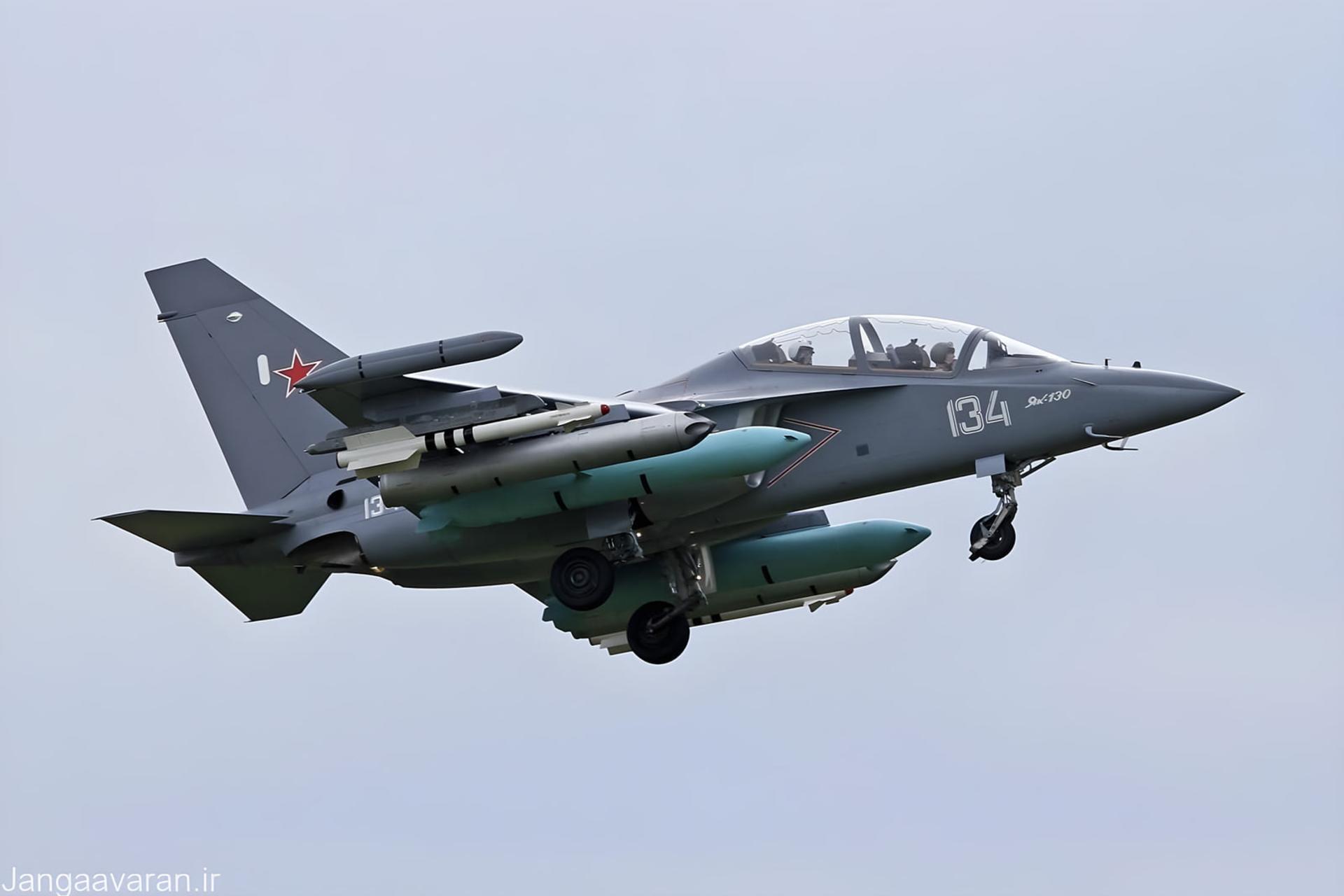 جنگنده سبک روسی یاک-۱۳۰ (Yak-130) در حال پرواز در آسمان