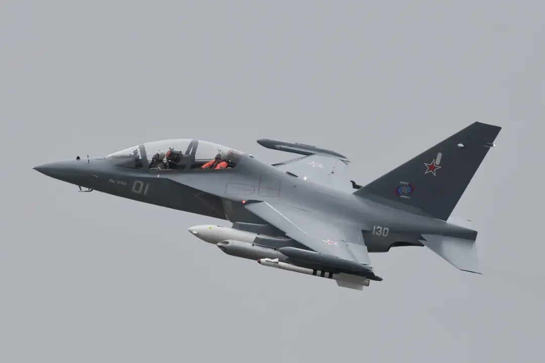 جنگنده سبک یاک-۱۳۰ (Yak-130) روسی در حال پرواز در آسمان