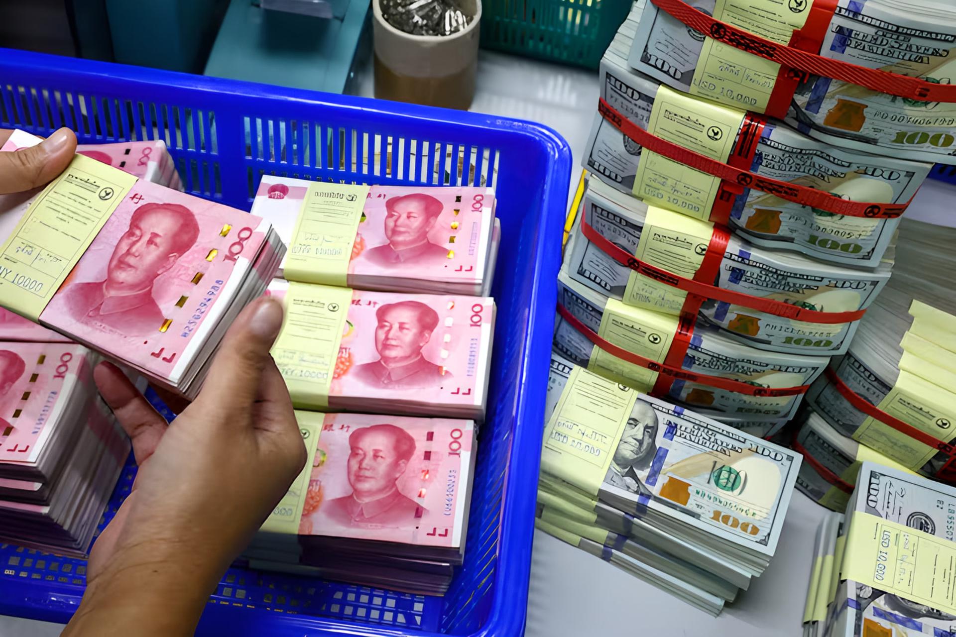 دسته‌های اسکناس یوان (Yuan) و دلار آمریکا در سبد و روی میز